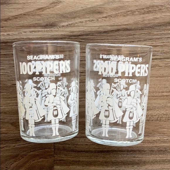 Seagram’s 100 Pipers Scotch 2 shot glasses - Picture 2 of 2